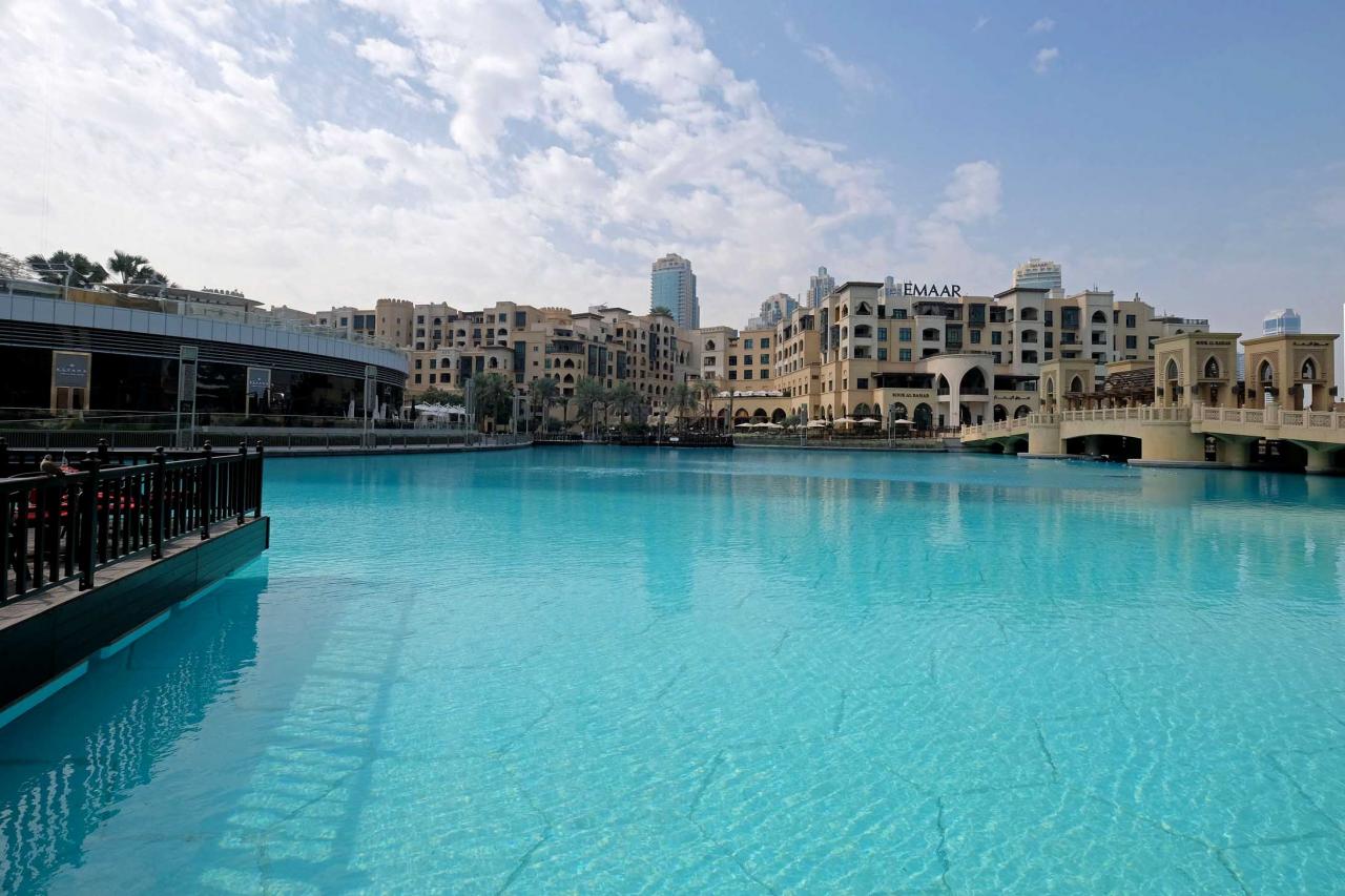 Le pont relie le Dubai Mall au souk d'Al Bahar, luxueux marché arabe