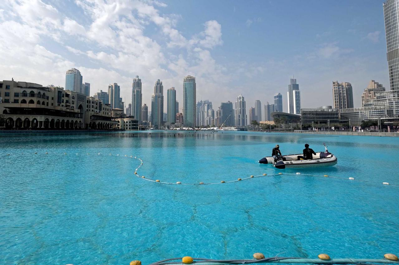 Le lac artificiel au pied de la Burj Khalifa d'où a lieu le spectacle des fontaines