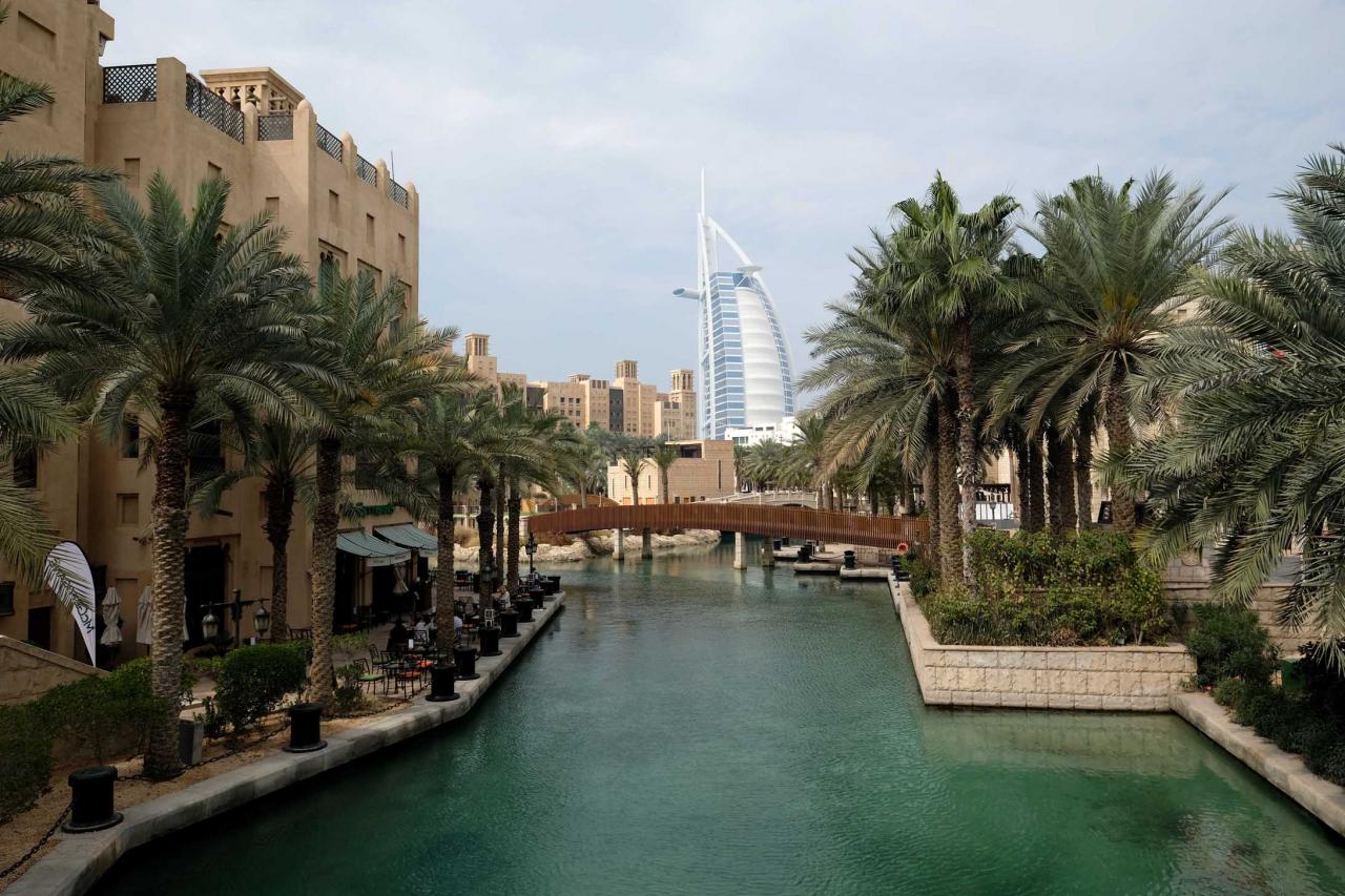 aperçu sur le Burj al Arab en forme de voile, l'icône de Dubaï