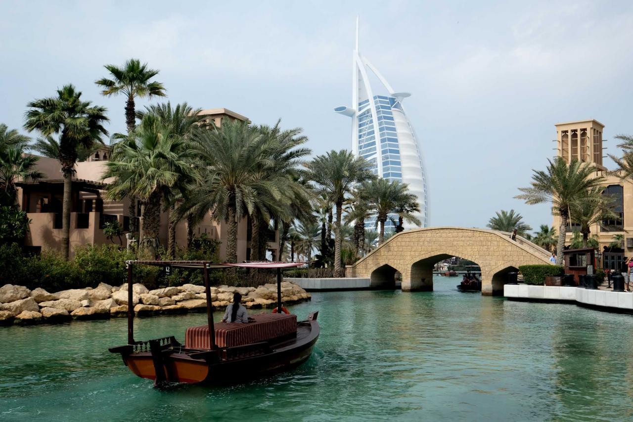 La Madinat Jumeirah signifie la ville de Jumeirah avec vue sur le Burj al Arab