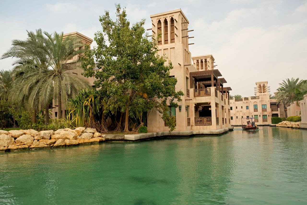 La Madinat Jumeirah signifie la ville de Jumeirah avec vue sur le Burj al Arab