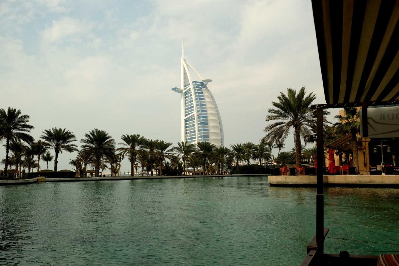 La Madinat Jumeirah signifie la ville de Jumeirah avec vue sur le Burj al Arab