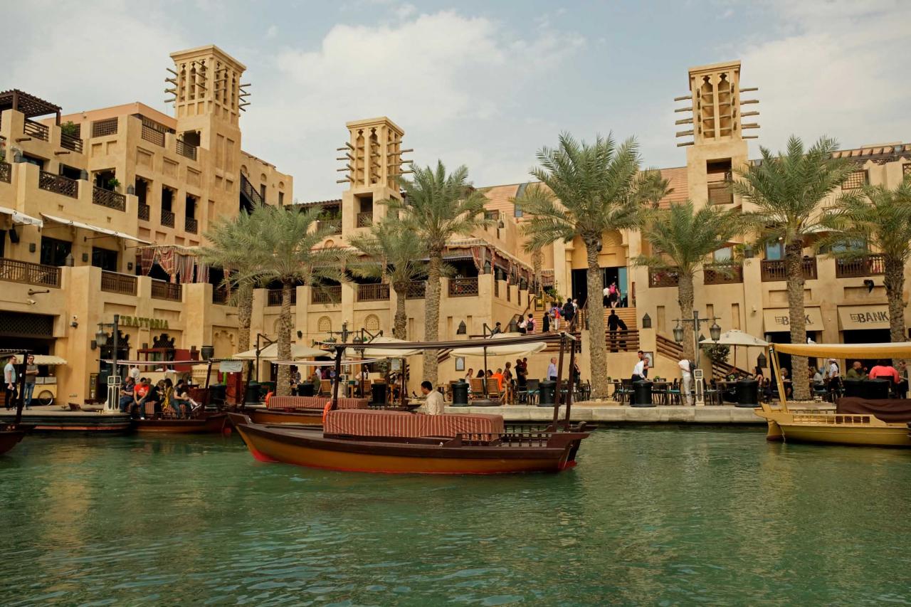 La Madinat Jumeirah signifie la ville de Jumeirah avec vue sur le Burj al Arab