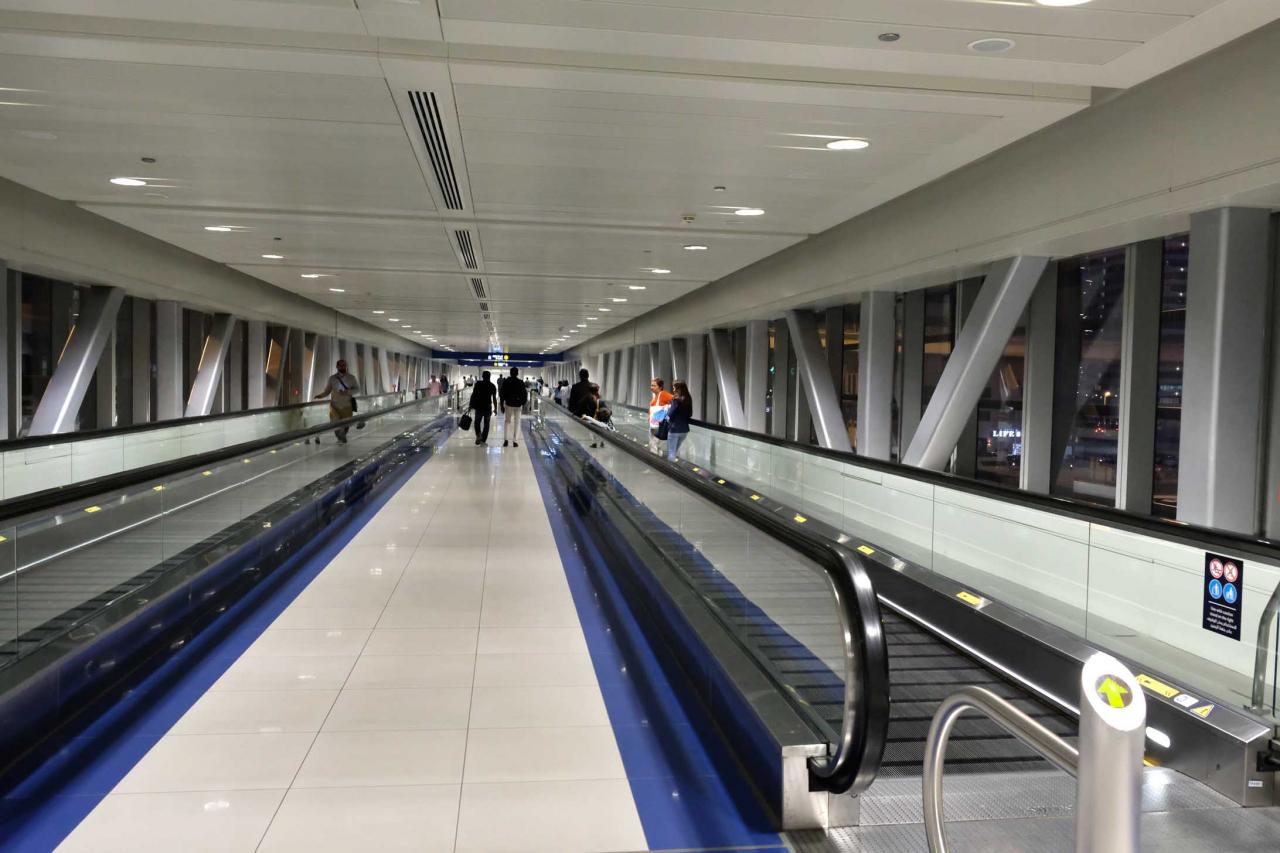 les couloirs du métro sont très longs ! la passerelle traverse une 2 x 6 voies