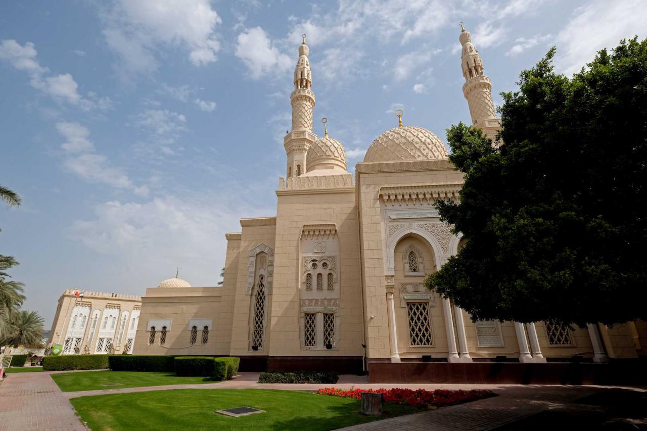 sa grande coupole centrale est entourée de deux imposants minarets