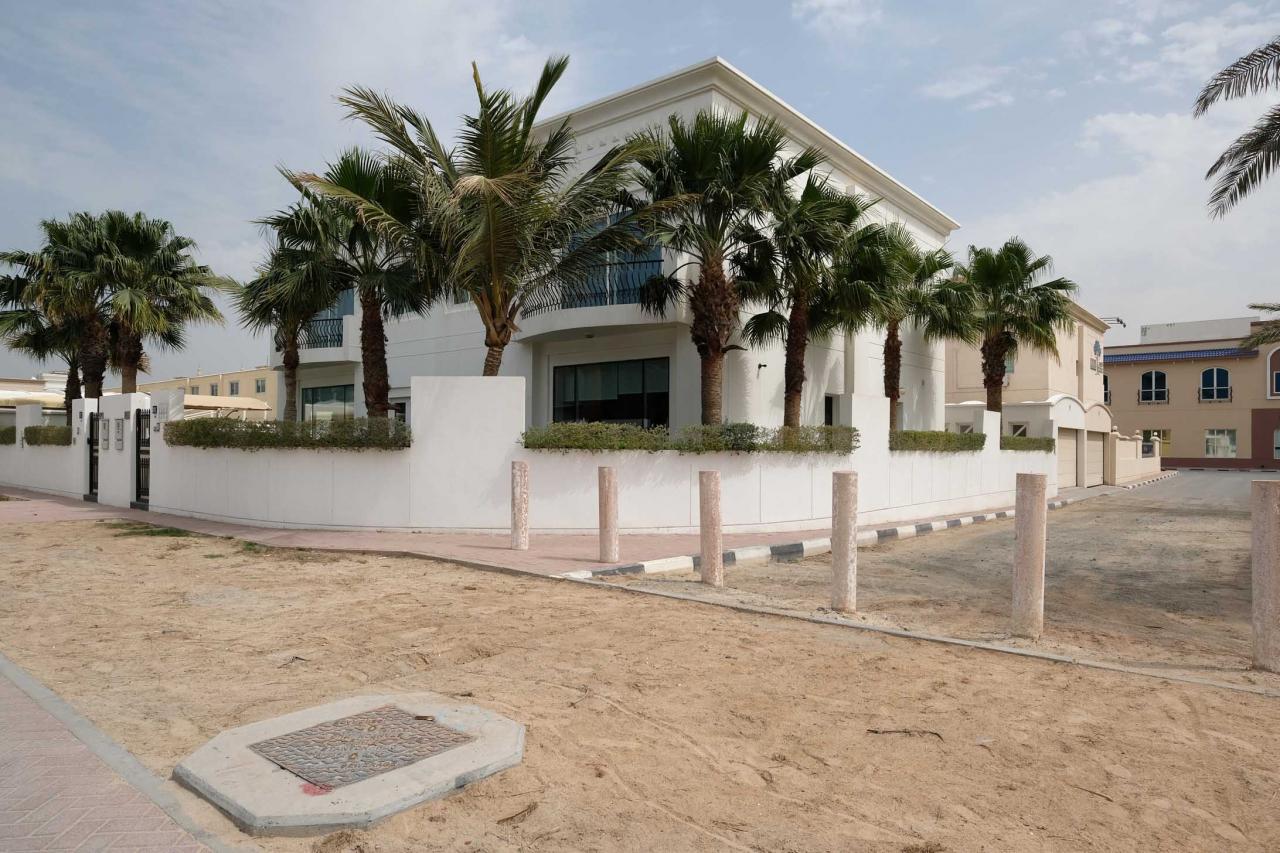 style de villa en bord de mer (mais la vue sur la plage n'est qu'un grand chantier)