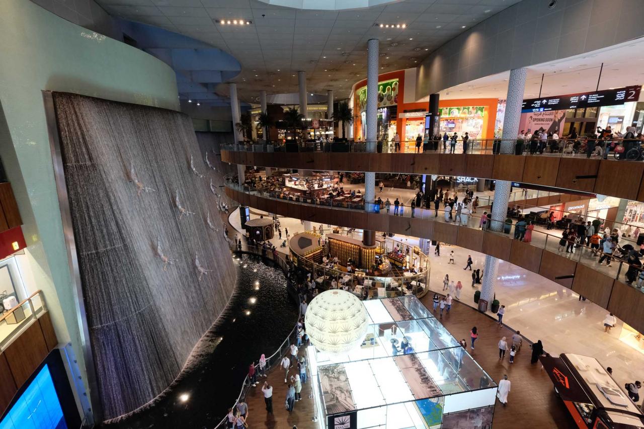 impressionnante cascade de 24 mètres de haut dans le Dubaï mall