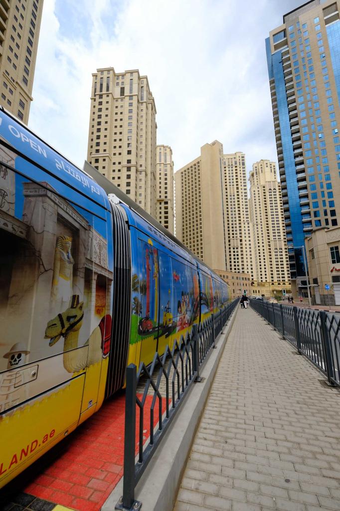 le tram à Jumeirah lake towers