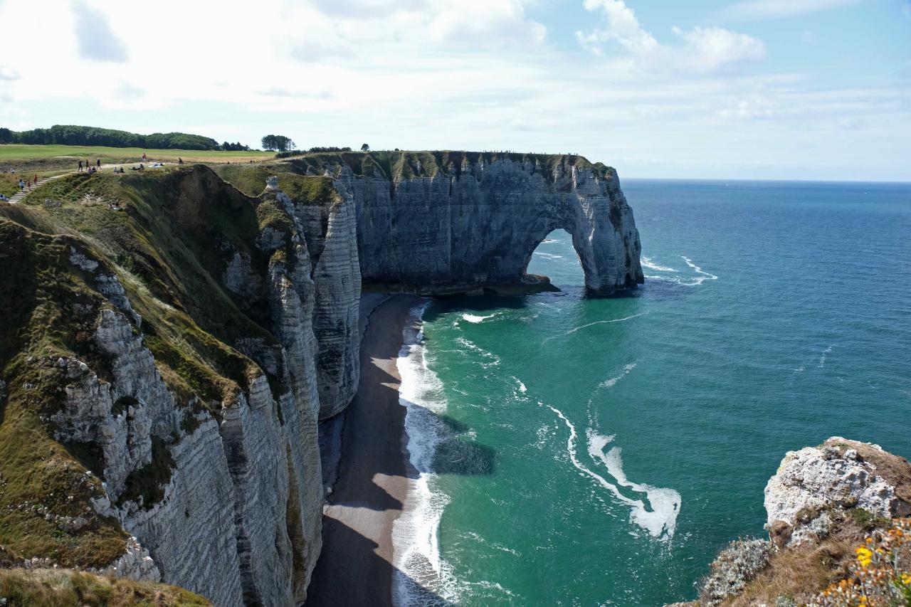 La Manneporte, est située de l'autre côté de la falaise d'Aval