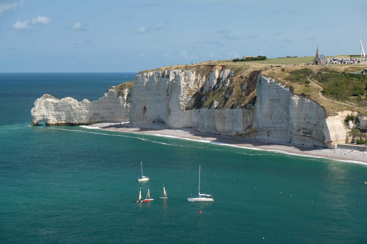 La falaise d'Amont s'identifie grâce à la chapelle qui la surmonte