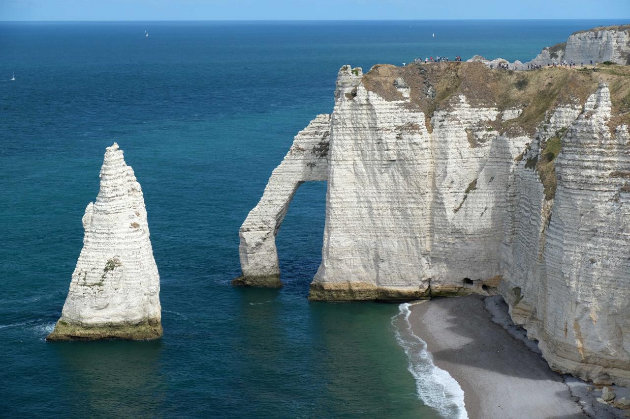 la falaise atteint 80 mètres en son sommet