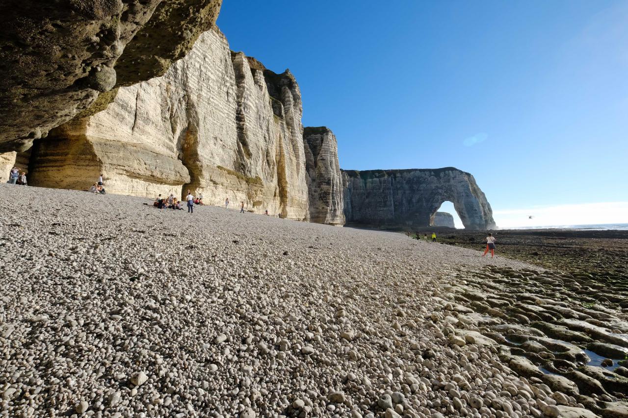 il y a fréquemment des éboulements du fait de l’érosion des falaises