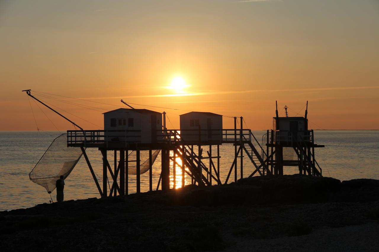 coucher de soleil sur les carrelets de la grande côte face à Cordouan