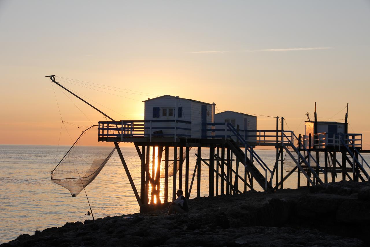 coucher de soleil sur les carrelets de la grande côte face à Cordouan