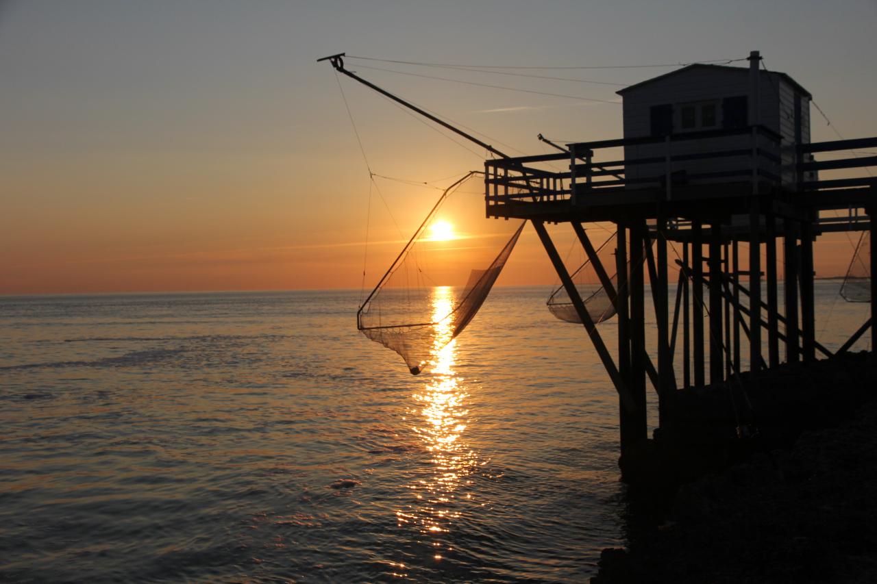 coucher de soleil sur les carrelets de la grande côte face à Cordouan