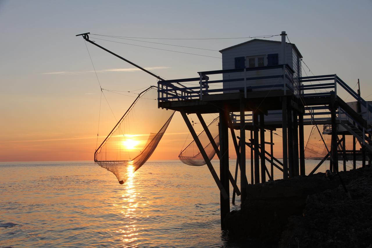 coucher de soleil sur les carrelets de la grande côte face à Cordouan