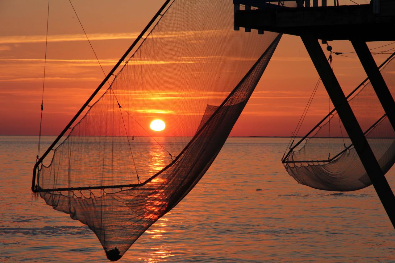coucher de soleil sur les carrelets de la grande côte face à Cordouan