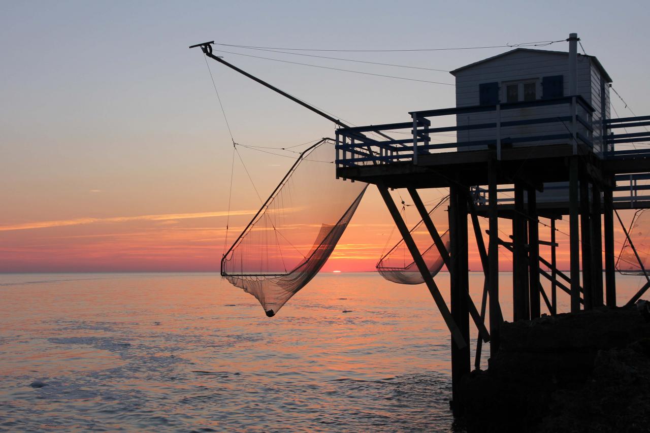 coucher de soleil sur les carrelets de la grande côte face à Cordouan