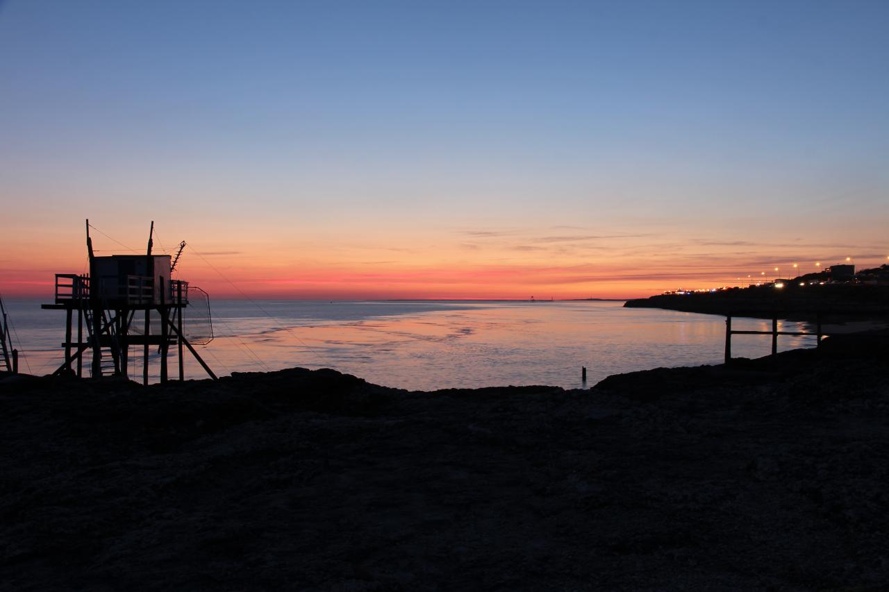 coucher de soleil sur les carrelets de la grande côte face à Cordouan