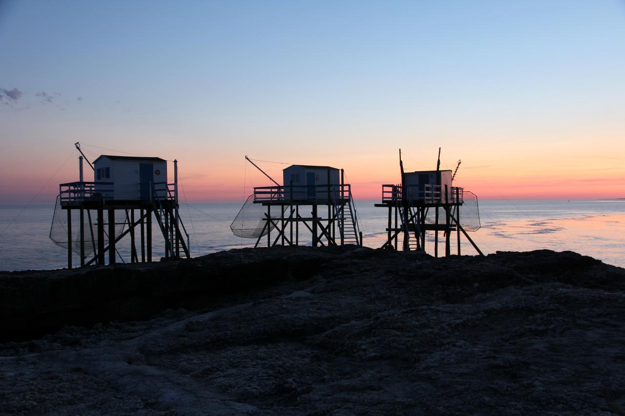 coucher de soleil sur les carrelets de la grande côte face à Cordouan