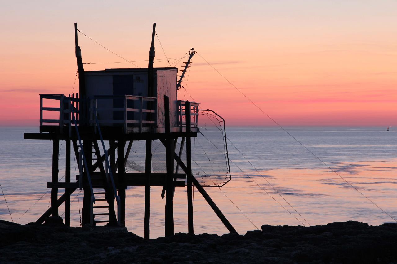 coucher de soleil sur les carrelets de la grande côte face à Cordouan