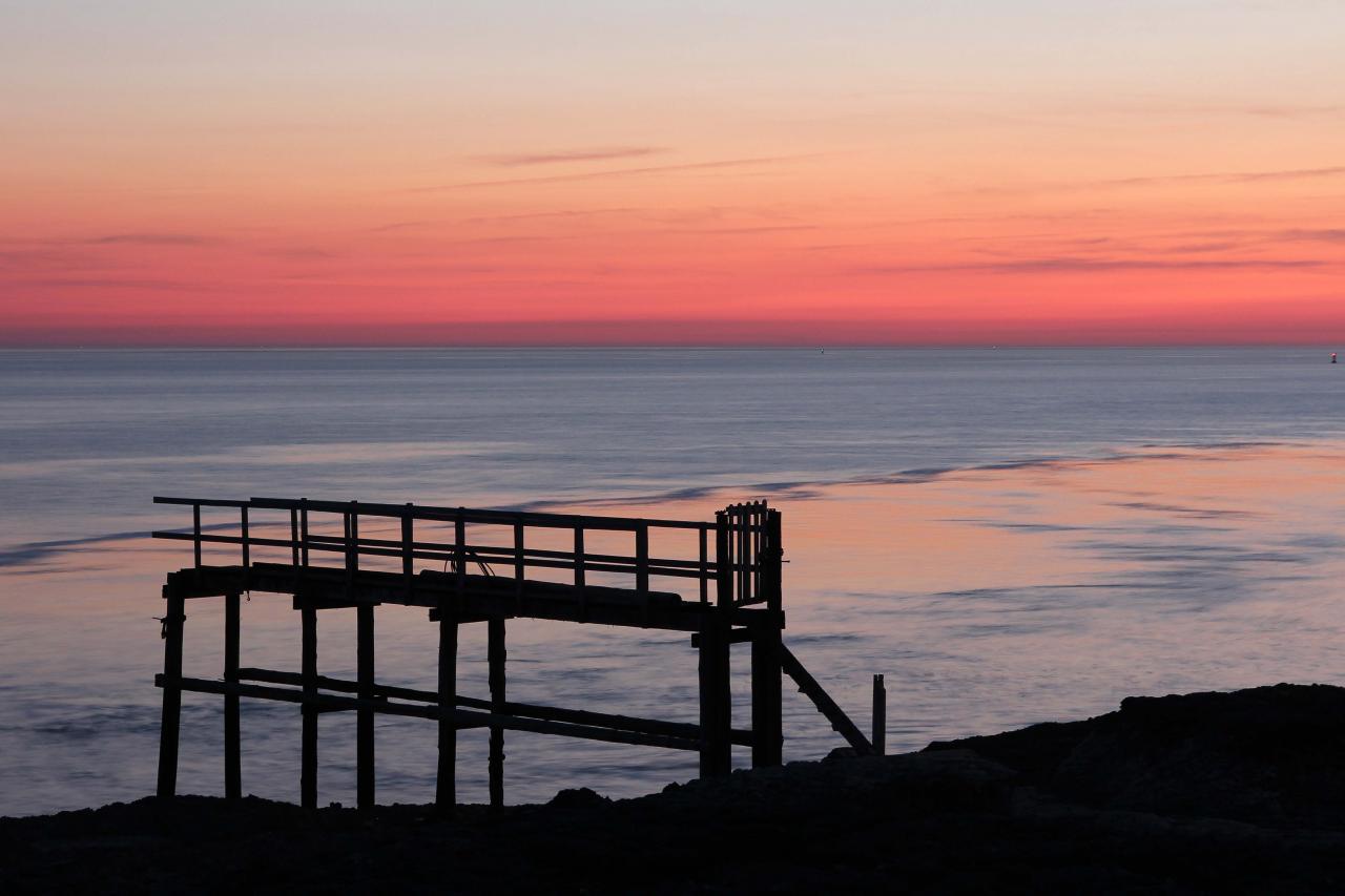 coucher de soleil sur les carrelets de la grande côte face à Cordouan