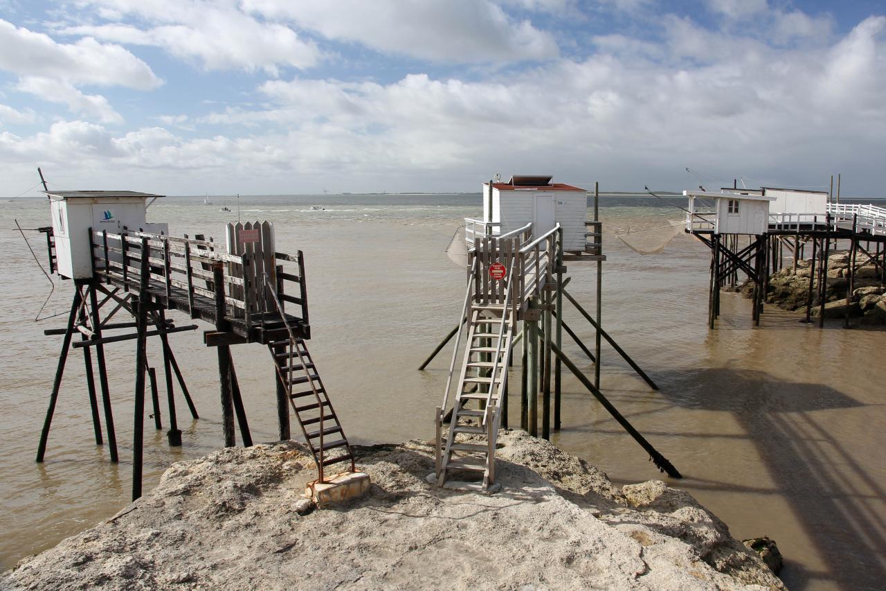 Les carrelets sur la promenade du bord de mer et Cordouan au large