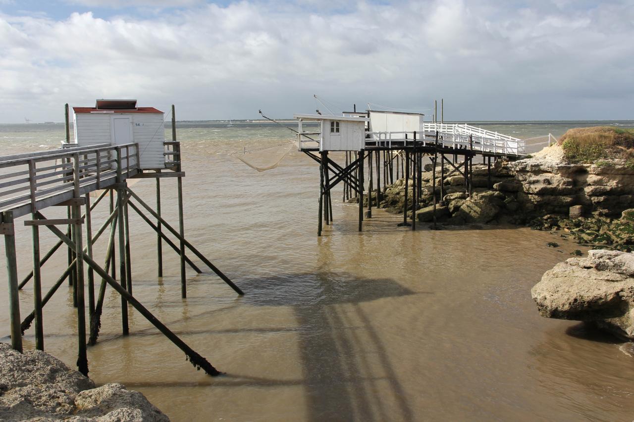 Les carrelets sur la promenade du bord de mer et Cordouan au large