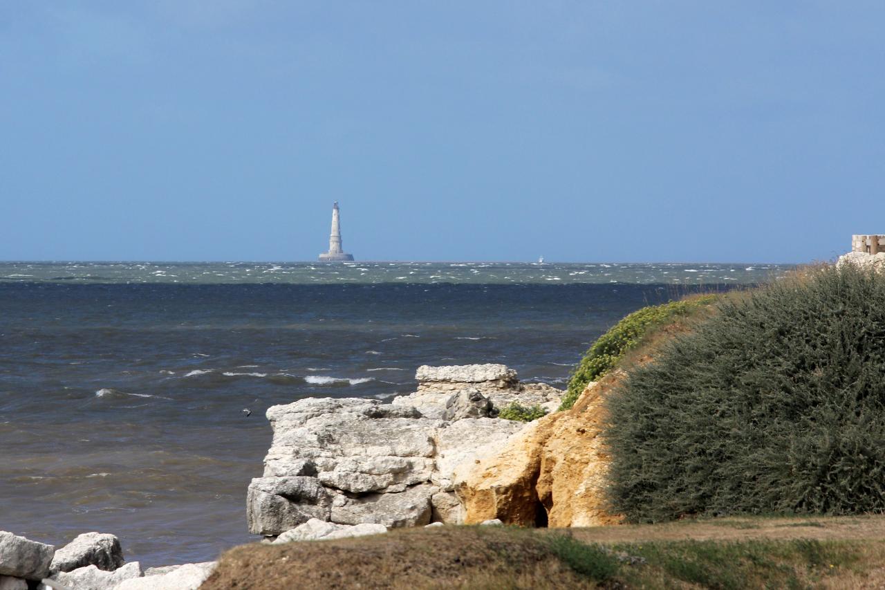 Les carrelets sur la promenade du bord de mer et Cordouan au large