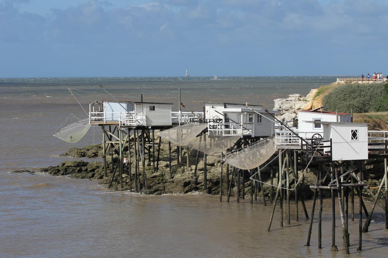 Les carrelets sur la promenade du bord de mer et Cordouan au large