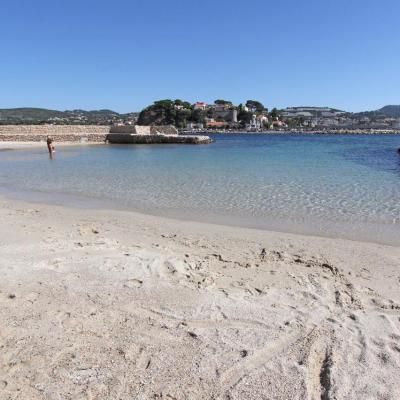 L'unique plage de sable avec son eau cristalline