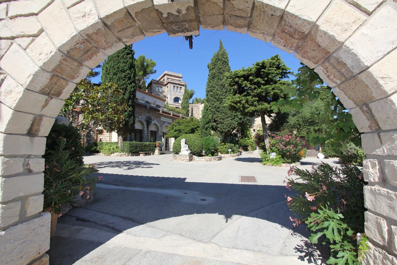 la place du village et le théâtre Vincent Scotto