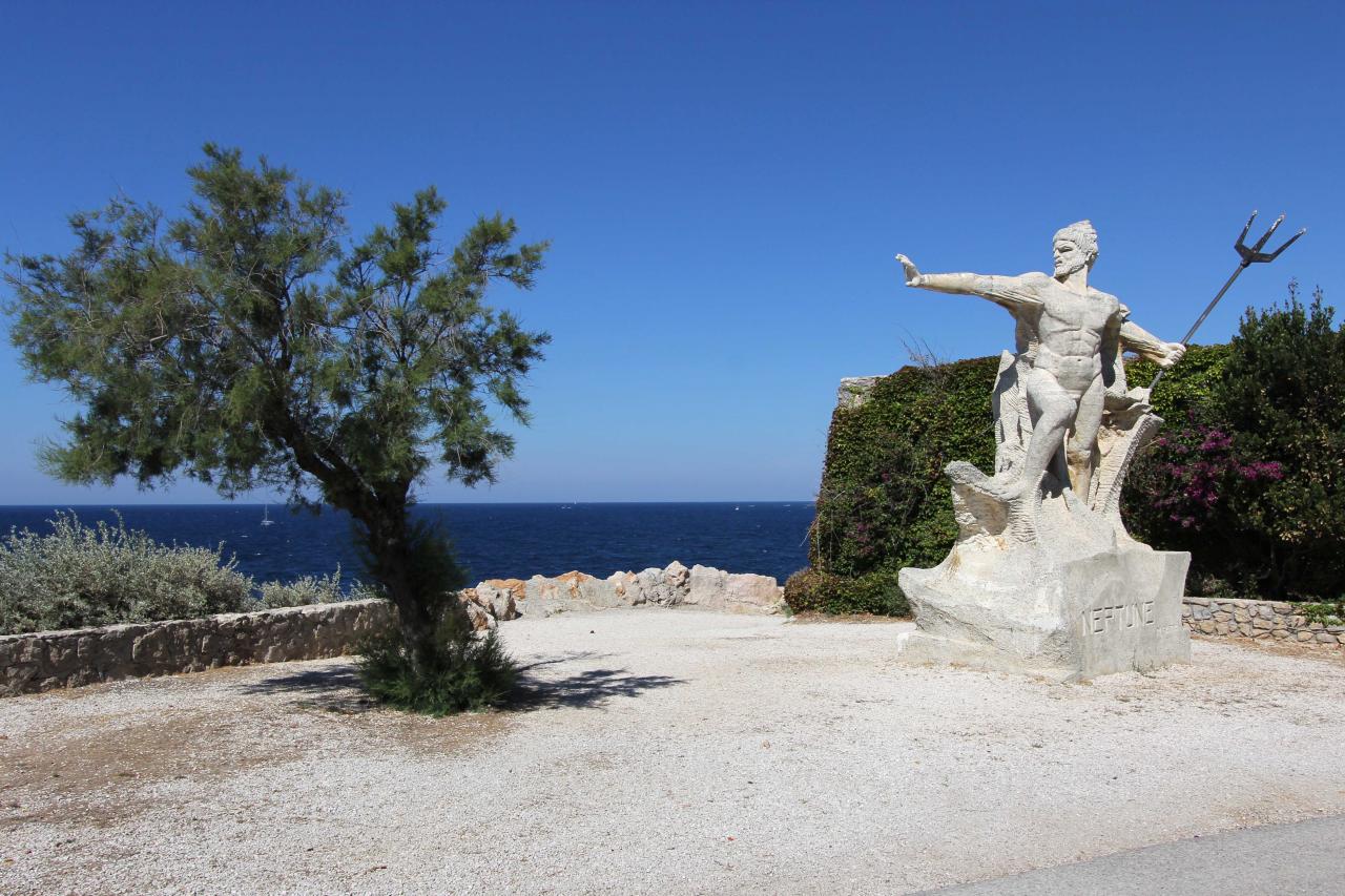 Neptune (oeuvre imposante de Michel Barra)