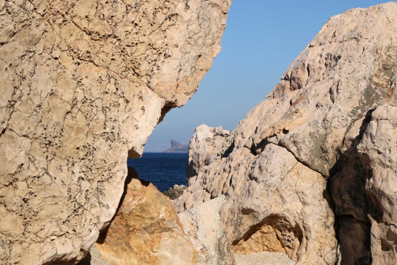 Au loin, la Ciotat entre les deux rochers