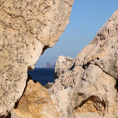 Au loin, la Ciotat entre les deux rochers