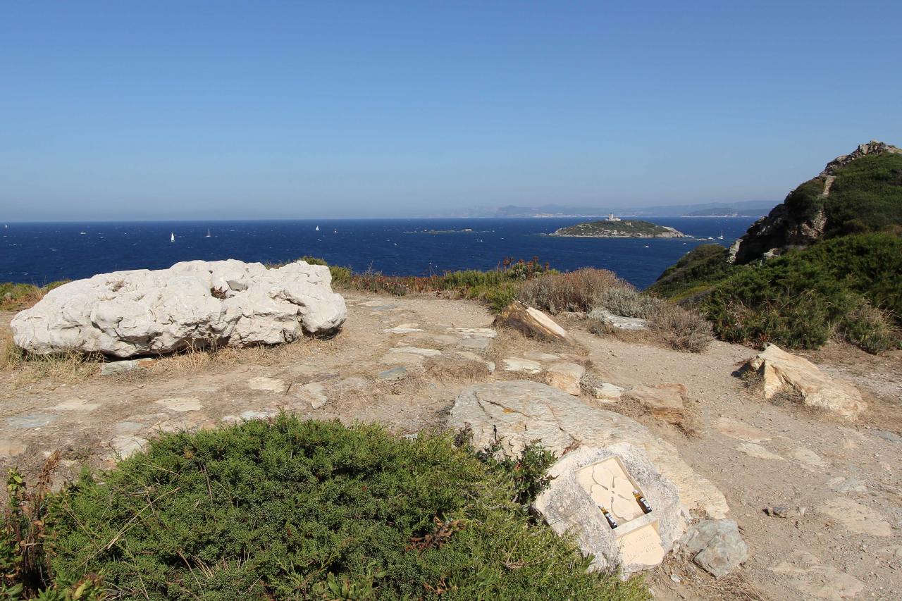 Paul Ricard et son fils Patrick sont inhumés sur l'île, face à la mer