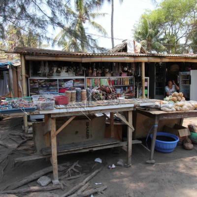 Petite épicerie, bazar, parfois restau ... et toujours familial