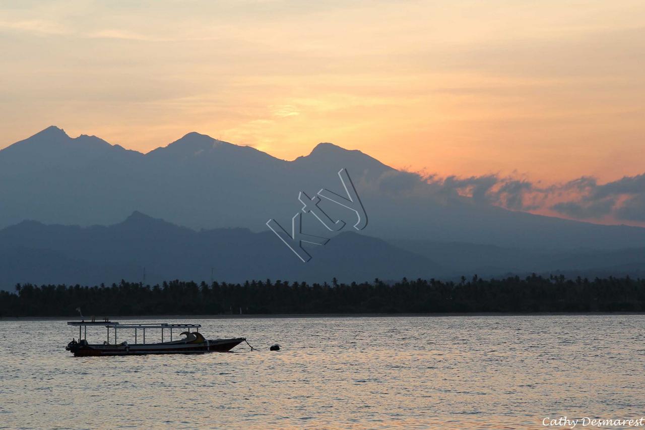 Promenade matinale, il est 6h, le soleil est encore derrière Lombok