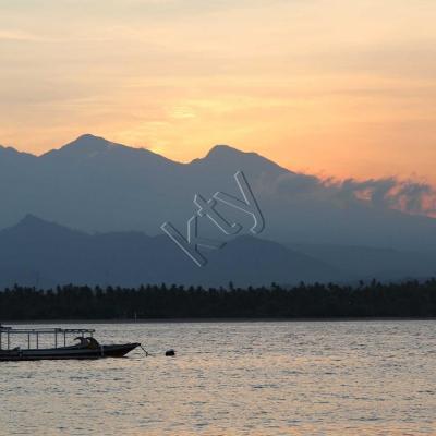 Promenade matinale, il est 6h, le soleil est encore derrière Lombok