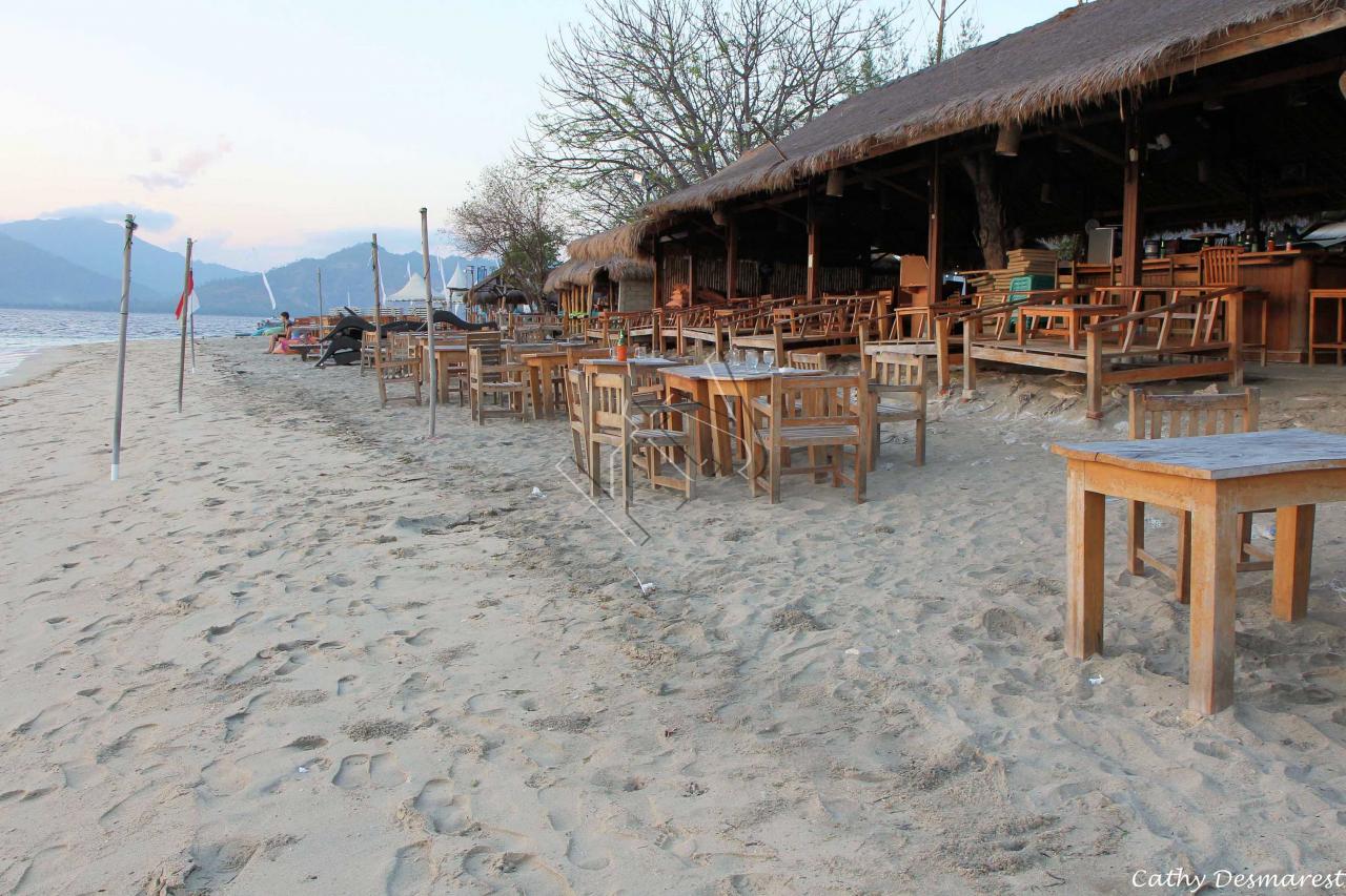 Promenade matinale, il est 6h, le soleil est encore derrière Lombok