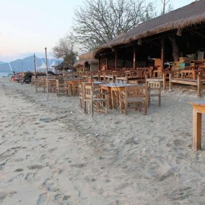 Promenade matinale, il est 6h, le soleil est encore derrière Lombok