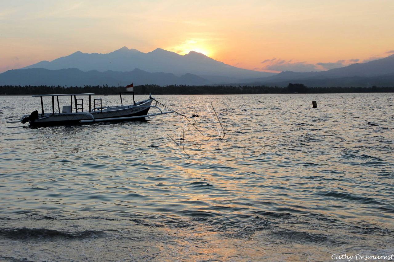 Promenade matinale, il est 6h, le soleil est encore derrière Lombok