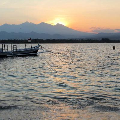 Promenade matinale, il est 6h, le soleil est encore derrière Lombok