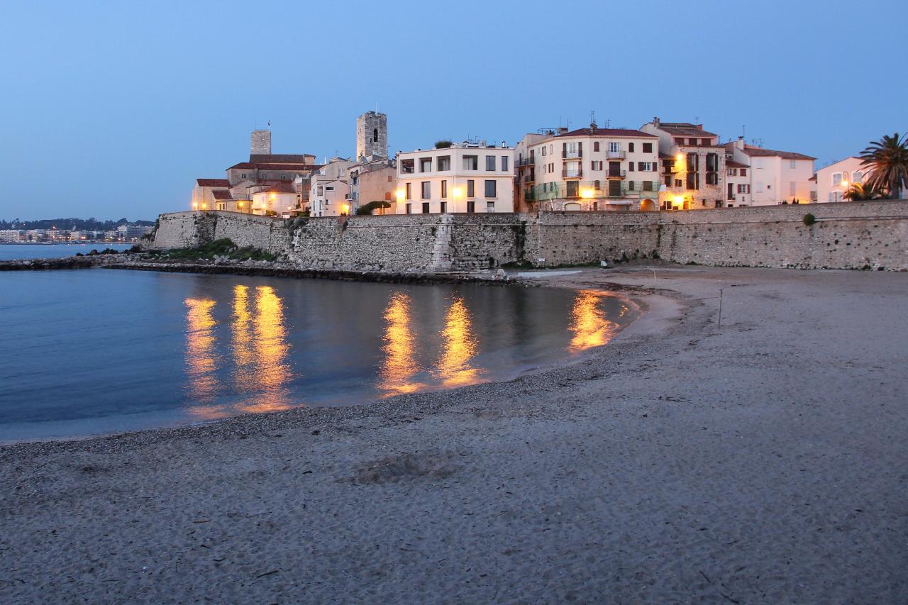 Antibes et les remparts tôt le matin, serait-ce l'heure bleue ...60D