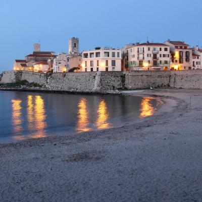 Antibes et les remparts tôt le matin, serait-ce l'heure bleue ...60D