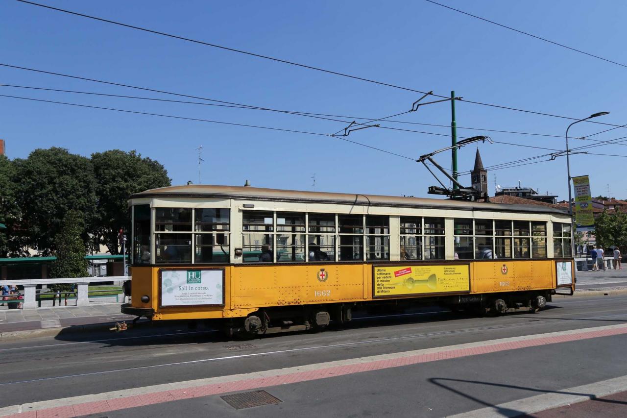 les tramways de Milan sont de vraies pièces de musée ... qui roulent !!!