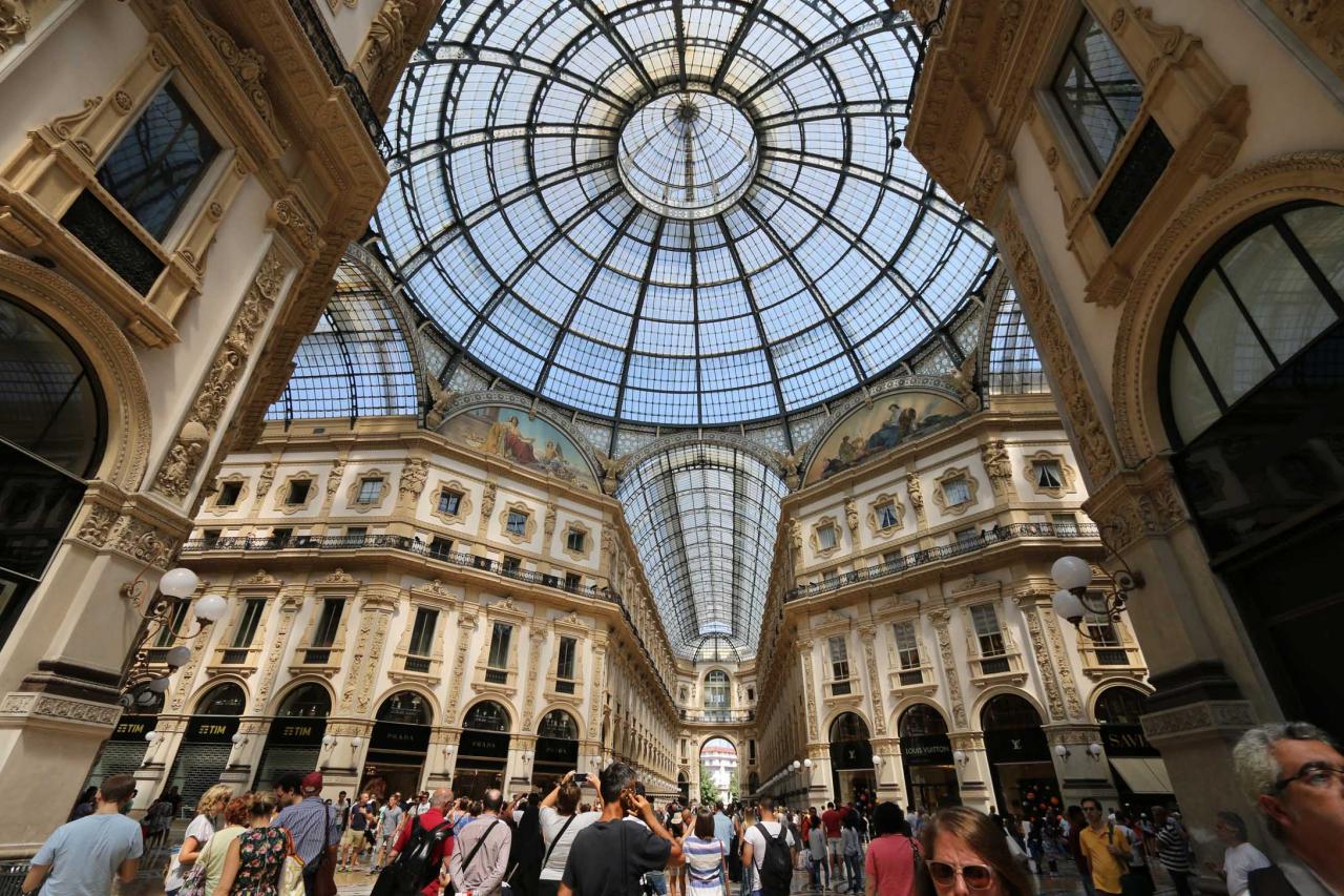 elle constitue un passage entre la place du Dôme de Milan et la Scala