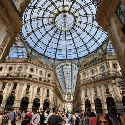 elle constitue un passage entre la place du Dôme de Milan et la Scala