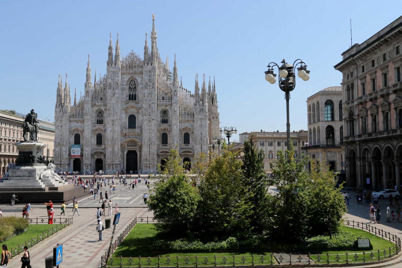 Le Duomo pris du 1er étage d'un grand magasin juste en face