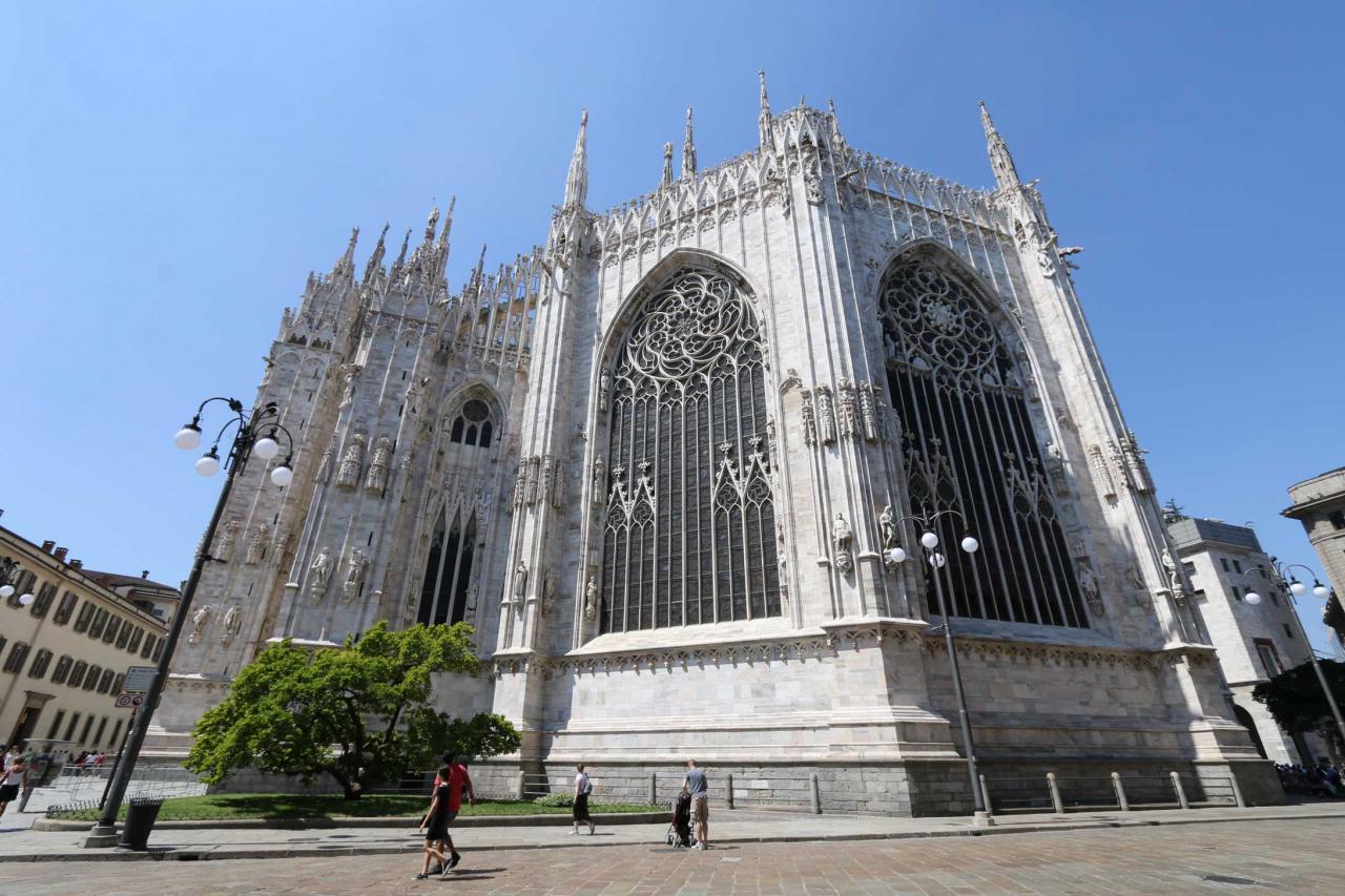 imposante sous tous les angles, cette cathédrale !